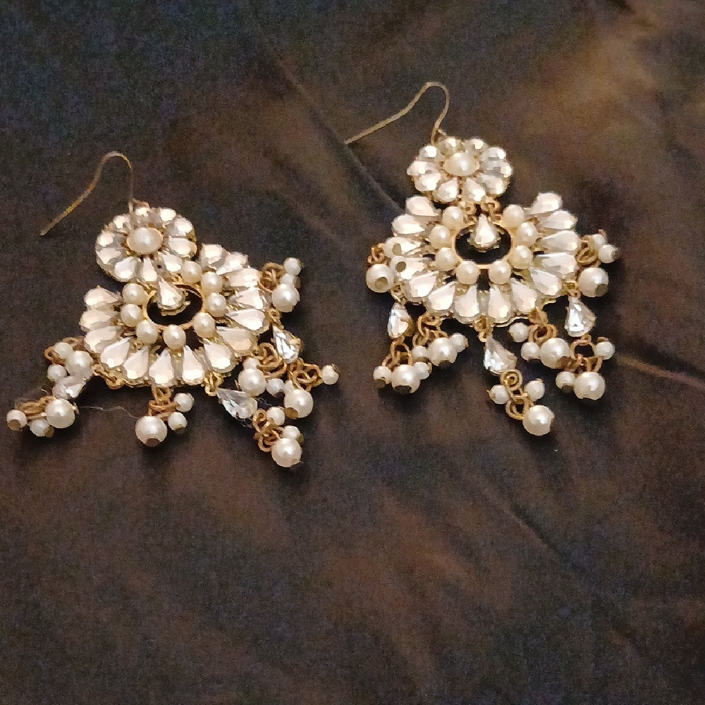 NWOT Gold and White Pearl Drop Earrings